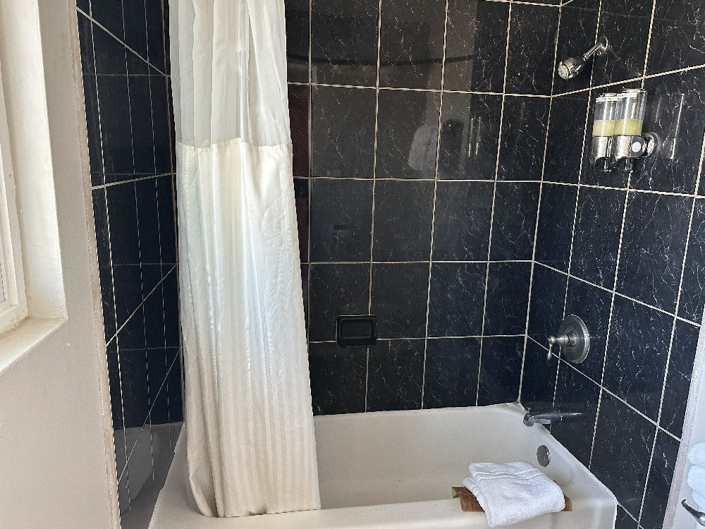 Budget Inn San Luis Obispo Gallery - Bathroom