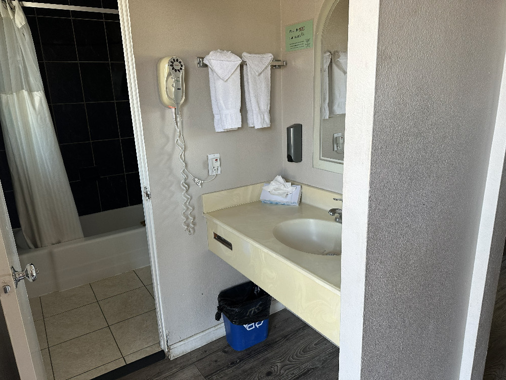 Budget Inn San Luis Obispo Gallery - Bathroom