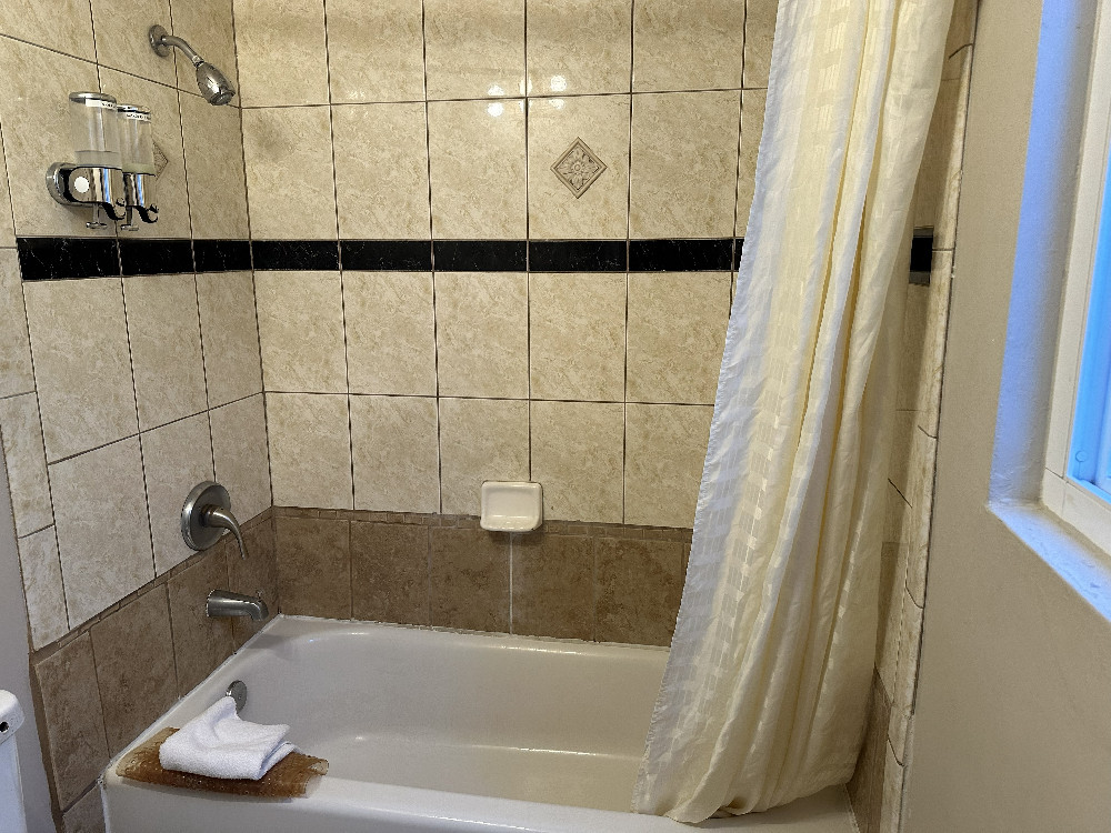 Budget Inn San Luis Obispo Gallery - Bathroom